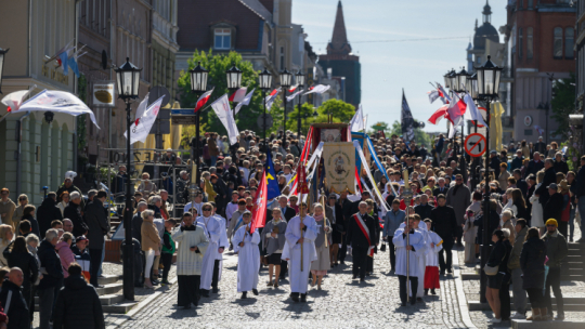 Procesja w Gnieźnie w ramach uroczystości z okazji 1000-lecia koronacji Bolesława Chrobrego. PAP/Jakub Kaczmarczyk