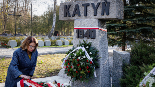 Małgorzata Kidawa-Błońska, marszałek Senatu RP na cmentarzu powązkowskich w Warszawie podczas uroczystości z okazji 85. rocznicy zbrodni katyńskiej, fot. Senat RP