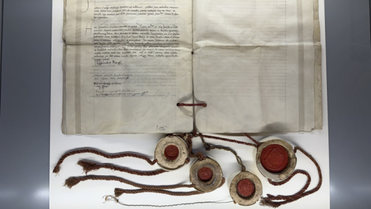 Pod traktatem znajdują się pieczęci i podpisy m.in. króla Zygmunta Starego i Albrechta Hohenzollerna. Fot. Facebook/Muzeum Warmii i Mazur