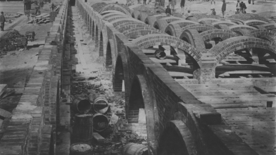 Budowa filtrów powolnych na Stacji Filtrów (na pierwszym planie) i pawilonów szpitala Dzieciątka Jezus (w głębi). Reprodukcja fotografii wykonanej w latach 1898-1900./NAC