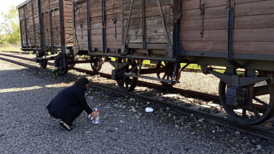 Znicz zapaliliśmy także w imieniu Polaków i Węgrów pamiętających o tamtych tragicznych wydarzeniach – powiedziała PAP Agnieszka Molenda-Kopijasz.Fot. Fundacja Pobliskie Miejsca Pamięci Auschwitz-Birkenau