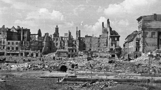 Ruiny Wrocławia tuż po zakończeniu II wojny światowej. Na mocy rozkazu Hitlera to miasto zostało przekształcone w twierdzę - festung Breslau, fot. PAP/CAF