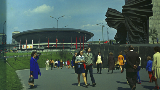 Katowice 01.05.1973. Obchody Święta Pracy. Dekoracje pierwszomajowe w Śródmieściu. Na zdjęciu, od lewej: hala widowiskowo-sportowa Spodek przy ulicy Armii Czerwonej 35 (od 1990 r. aleja Wojciecha Korfantego), pomnik Powstańców Śląskich przy ulicy Armii Czerwonej, budynek Dyrekcji Okręgowej Kolei Państwowych (DOKP) przy alei Walentego Roździeńskiego 1. PAP/Zbigniew Wdowiński