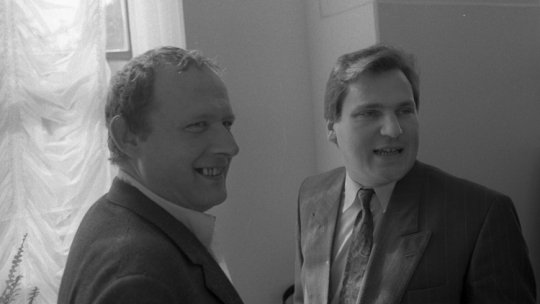 Posiedzenie Sejmu X kadencji (Sejm kontraktowy). W kuluarach Sejmu poseł Adam Michnik (L) i członek PZPR, przewodniczący PKOL, minister – członek Rady Ministrów Aleksander Kwaśniewski, 1989 r.  PAP/Cezary Słomiński