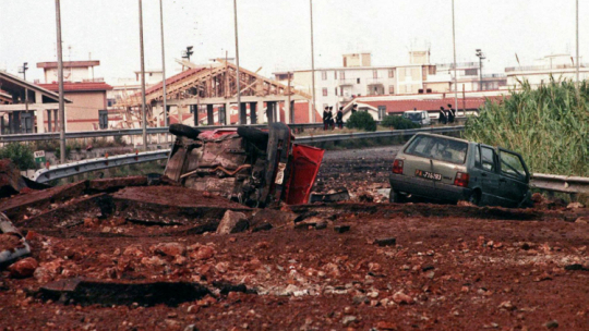 Zdjęcie z 23 maja 1992 roku przedstawiające miejsce, w którym włoski sędzia Giovanni Falcone, jego żona Francesca Morvillo oraz trzech ochroniarzy zostali zabici w wybuchu bomby na autostradzie w okolicach Palermo, Capaci, Sycylia, Włochy. PAP/EPA/STR