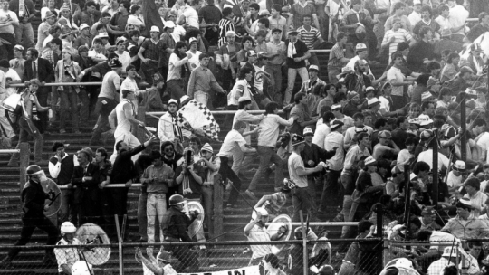 Tragedia na stadionie Heysel w Brukseli podczas meczu piłkarskiego FC Liverpool - Juwentus Turyn, fot. PAP/EPA/ANSA