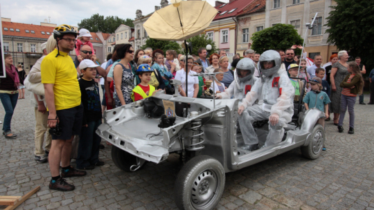 Replika stworzonego przez prof. Bekkera księżycowego łazika, wykorzystywanego w trzech misjach amerykańskiego Apolla, wylądowała na konińskim rynku już w 2011 r. Fot. PAP/Tomasz Wojtasik