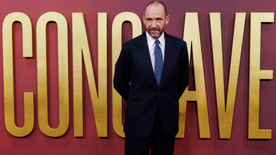 Angielski aktor Ralph Fiennes przed premierą filmu "Konklawe" na BFI London Film Festival, w Londynie, Wielka Brytania, 10 października 2024 r. PAP.EPA/Tolga Akmen 