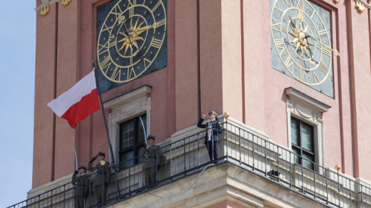 Podniesienie flagi państwowej na Wieży Zegarowej Zamku Królewskiego w Warszawie z okazji Dnia Flagi Rzeczypospolitej oraz Polonii i Polaków za Granicą. Fot. PAP/Tomasz Gzell 