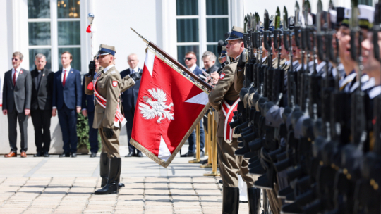 Uroczystości z okazji Dnia Flagi Rzeczypospolitej Polskiej oraz Dnia Polonii i Polaków za Granicą przed Belwederem w Warszawie. Fot. PAP/Albert Zawada
