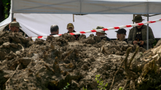 Prace poszukiwawcze - ekshumacje ofiar zbrodni wołyńskiej w Puźnikach niedaleko Tarnopola, fot. PAP/Vladyslav Musiienko