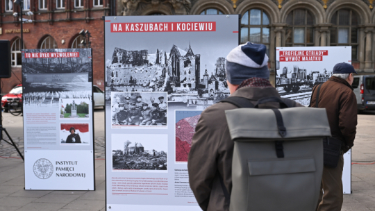 Otwarcie wystawy pt. "Domy płoną, kobiety krzyczą, zabawili się do woli. Armia Czerwona w województwie gdańskim w 1945 roku." na Targu Węglowym w Gdańsku. PAP/Adam Warżawa