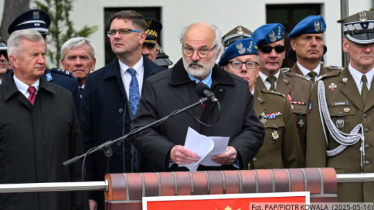 Wiceminister obrony narodowej Stanisław Wziątek (z lewej) i potomek patrona oddziału ppłk. Kazimierza Henryka Angermana Zbigniew Angerman (w środku) podczas uroczystego apelu z okazji święta 8. Koszalińskiego Pułku Przeciwlotniczego. Fot. PAP/Piotr Kowala