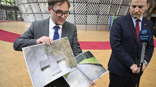 Szef polskiej dyplomacji Radosław Sikorski (po prawej) poinformował na konferencji prasowej, że pomnik zamordowanych polskich więźniów w Miednoje został zdewastowany. Usunięto z niego krzyż Virtuti Militari i krzyż wojny obronnej 1939 roku. Obok rzecznik prasowy MSZ Paweł Wroński. Fot. PAP/Wiktor Dąbkowski