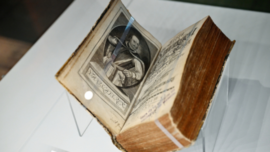 Starodruk Georga Seylera „Leben, Stanislas I. Königs von Polen” z roku 1737, przekazany do zbiorów Muzeum Zamkowego w Malborku. Fot. PAP/Marcin Gadomski 