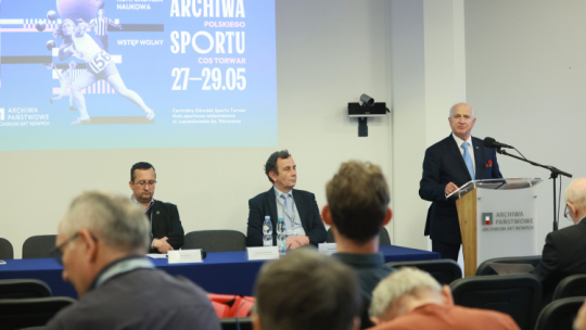 Przy mównicy podczas konferencji dziennikarz sportowy PAP Jerzy Jakobsche. Fot. PAP/Leszek Szymański 
