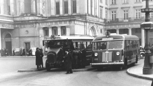 Autobusy linii „H” i „A” (marki Somua i Chevrolet) stojące na pl. Teatralnym. Widoczna dolna część elewacji Teatru Wielkiego, 1937 r. NAC