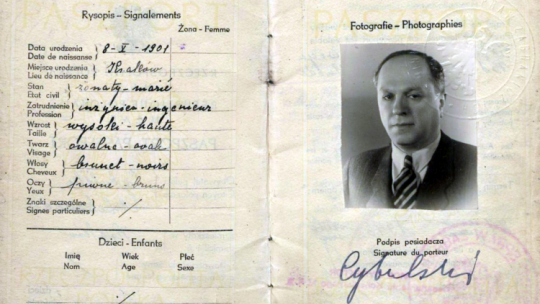 Polski paszport wydany Aleksandrowi Weissbergowi w 1946 na nazwisko Aleksander Cybulski. Fot. Wikimedia Commons