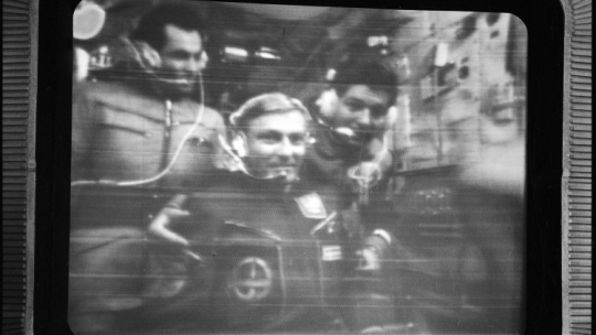 07.1978. Polsko-radziecki lot w kosmos. Konferencja prasowa z kosmosu w studio TV Moskwa. Nz. Mirosław Hermaszewski (C) i Piotr Klimuk (P) PAP/Tadeusz Zagodziński