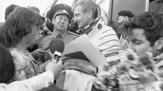 Mirosław Hermaszewski i Piotr Klimuk po powrocie z lotu w kosmos, fot. PAP/Tadeusz Zagoździński