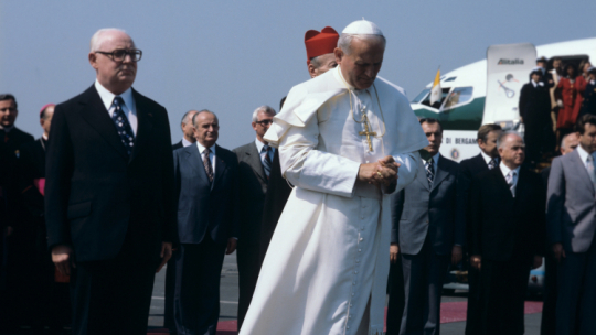 Papież Jan Paweł II i przewodniczący Rady Państwa Henryk Jabłoński na lotnisku Okęcie w Warszawie, fot. PAP/Jan Morek