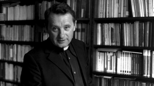 Kraków, początek lat 80. Filozof ks. prof. Józef Tischner w swoim mieszkaniu w Domu Księży Profesorów przy ulicy św. Marka 10. PAP/Jerzy Ochoński