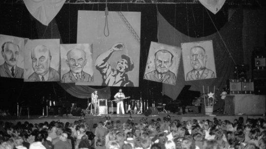 I Przegląd Piosenki Prawdziwej - Zakazane Piosenki w sierpniu 1981 r. Scenografię przygotował Andrzej Czeczot. Fot. PAP/M. Hołyński