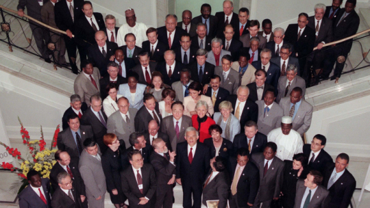 Uczestnicy warszawskiej konferencji "Ku wspólnocie demokracji" po przyjęciu deklaracji pozują do wspólnego zdjęcia, 2000. PAP/Jacek Turczyk