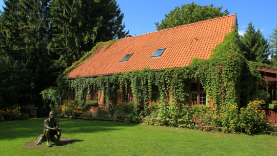 Leśniczówka Pranie nad jeziorem Nidzkim, Muzeum Konstantego Ildefonsa Gałczyńskiego, miejsce, gdzie poeta mieszkał i tworzył. soa PAP/Tomasz Waszczuk