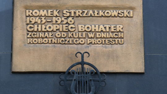 Tablica upamiętniająca Romka Strzałkowskiego, najmłodszą ofiarę Poznańskiego Czerwca 1956, fot. PAP/Jakub Kaczmarczyk