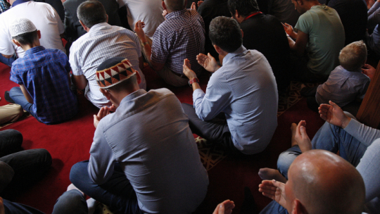 Polscy wyznawcy islamu podczas modlitwy w Bohonikach na Podlasiu. PAP/Artur Reszko