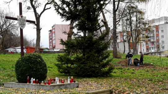 Symboliczna mogiła polskich żołnierzy na dawnym cmentarzu w Zboiskach. Poszukiwania szczątków obrońców Polski IPN prowadził tam jesienią 2019 r. Fot. PAP/Darek Delmanowicz  