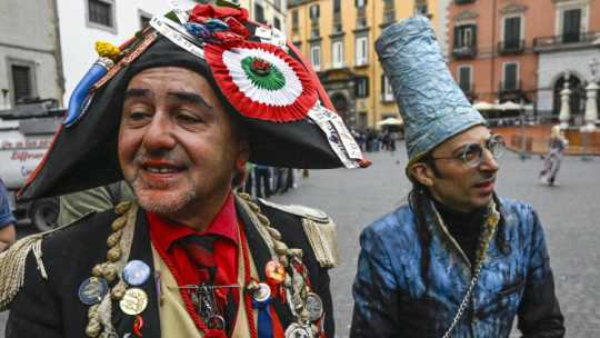 Muzycy i artyści uliczni podczas protestu w Neapolu, 14 kwietnia 2025 r.