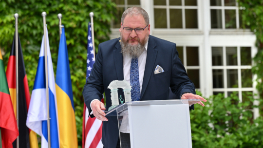 Dyrektor Państwowego Muzeum Auschwitz-Birkenau dr Piotr Cywiński na wręczeniu Nagrody Jana Nowaka-Jeziorańskiego w siedzibie Zakładu Narodowego im. Ossolińskich we Wrocławiu. Fot. PAP/Maciej Kulczyński