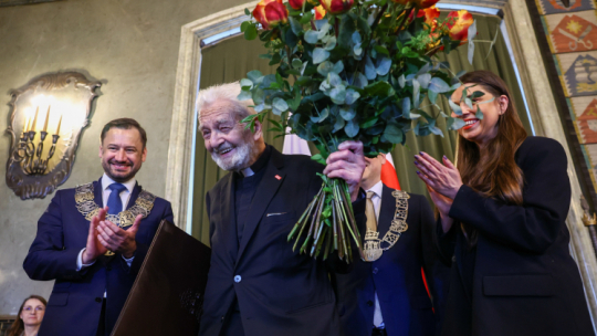 Ks. Adam Boniecki (2L) po odebraniu aktu nadania Honorowego Obywatelstwa Stołecznego Królewskiego Miasta Krakowa; obok prezydent miasta Aleksander Miszalski (L) i wiceprzewodnicząca rady miasta Iwona Chamielec (P). Fot. PAP/Art Service 