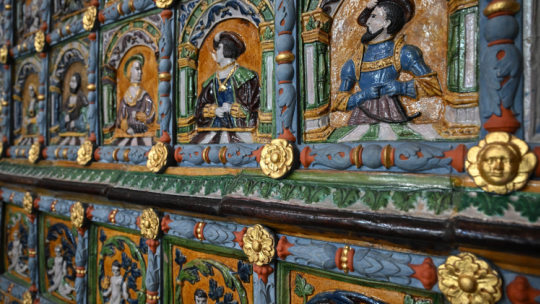 Fragment wielkiego pieca w gdańskim Dworze Artusa.   Do jego pełnego odrestaurowania potrzeba jeszcze około 60 kafli. Fot. PAP/Adam Warżawa
