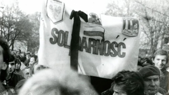 Tłum ludzi przed kościołem św. Stanisława Kostki w Warszawie na pogrzebie ks. Jerzego Popiełuszki. Fot. ze zbiorów MHP