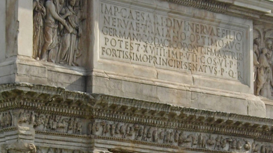 Inskrypcja na łuku Trajana w Benewencie we Włoszech. Źródło: pl.wikipedia/Decan