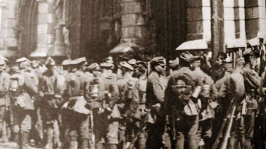 Polskie wojsko przed kościołem św. Mikołaja w Kijowie, 1920 r. /Źródło: uk.wikipedia
