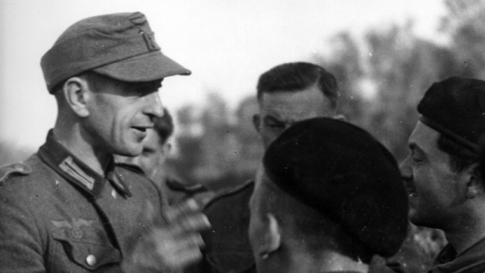 Przymusowo wcielony do Wehrmachtu Polak rozmawia z żołnierzami 1 Dywizji Pancernej gen. Stanisława Maczka. Normandia, 1944 r. Fot. Evan McGilvray, Public domain, via Wikimedia Commons