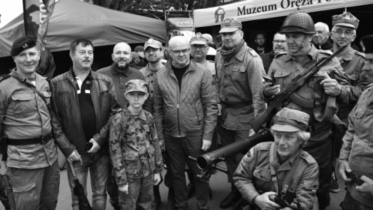 Generał Waldemar Skrzypczak (w środku - bez munduru) przed ekspozycją Muzeum Oręża Polskiego w Kołobrzegu. Fot. muzeum.kolobrzeg.pl