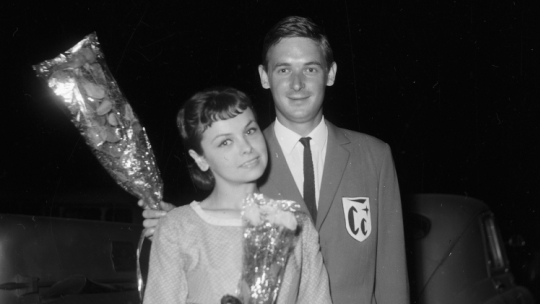 Krajowy Festiwal Piosenki Polskiej w Opolu. Na zdjęciu: Katarzyna Sobczyk, która zdobyła nagrodę za piosenkę pt. „O mnie się nie martw”. Obok kompozytor Józef Krzeczek, 1964 r. Fot. PAP/Ryszard Okoński