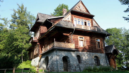 Dom pod Jedlami w Zakopanem to jeden z obiektów Szlaku Stylu Zakopiańskiego, na którym znajdują się zabytkowe budynki zaprojektowane przez Stanisława Witkiewicza na przełomie XIX i XX wieku. Fot. PAP/Grzegorz Momot