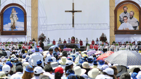 Ceremonia beatyfikacyjna misjonarzy: Michała Tomaszka i Zbigniewa Strzałkowskiego z Polski i Alessandra Dordiego z Włoch na stadionie Chimbote w Peru w 2015 r. Misjonarze zostali zabici w 1991 r. przez peruwiańskich terrorystów. Fot. PAP/EFE 