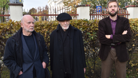 Poeci: Adam Zagajewski (L), Ryszard Krynicki (C) i Jakub Kornhauser (P) podczas uroczystego posadzenia Akacji Wisławy Szymborskiej oraz Buka Kornela Filipowicza w Ogrodzie Znaku przy Dworku Łowczego w Krakowie, 24. Października 2016 r.  Fot PAP/Jacek Bednarczyk