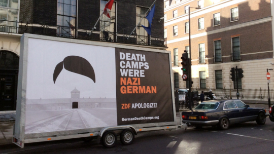 Londyn, Wielka Brytania, 04.02.2017. Mobilny billboard z napisem „Death Camps Were Nazi German”. Był to protest przeciw używaniu przez zagraniczne media sformułowania „polskie obozy śmierci”. Fot. PAP/Jakub Krupa