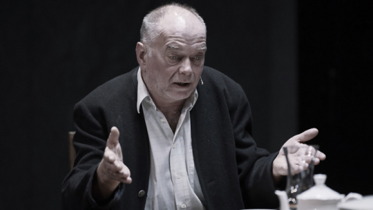 Aktor Krzysztof Matuszewski podczas próby medialnej spektaklu „Śmierć Iwana Iljicza” Lwa Tołstoja w reżyserii Franciszka Szumińskiego na scenie Stara Apteka Teatru Wybrzeże w Gdańsku, Gdańsk, 2020 r. (mr) PAP/Adam Warżawa