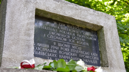 Tablica na pomniku na Wzgórzach Wuleckich we Lwowie, upamiętniająca zamordowanych przez Niemców polskich profesorów lwowskich uczelni i członków ich rodzin. Fot. PAP/Vitaliy Hrabar