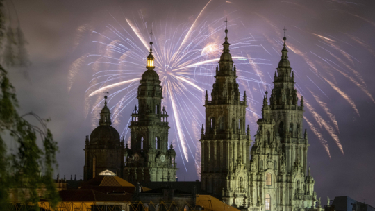 Fajerwerki nad katedrą w Santiago de Compostela w noc poprzedzającą dzień św. Jakuba 24/25 lipca 2024 r. Fot. PAP/EPA/Xurxo Martinez