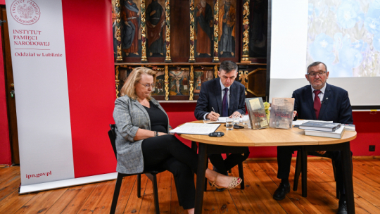 Historycy z lubelskiego IPN-u podczas spotkania dot. publikacji „Dokumenty zbrodni wołyńskiej” w Muzeum Kresów w Lubaczowie, od lewej: Wioletta Woś (prowadząca spotkanie), Paweł Sokołowski, Leon Popek. Fot. PAP/Darek Delmanowicz